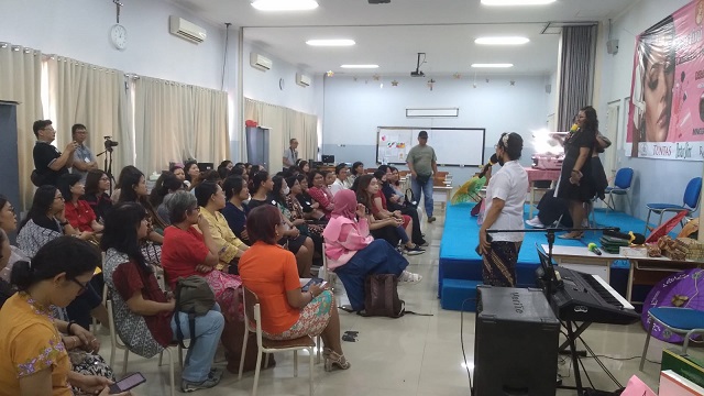 Sesi 1 - memperagakan langkah-langkah merias wajah PAKAI